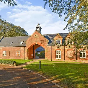  Holiday home Grey Towers Stables 3 Bedroom Set In Private Grounds